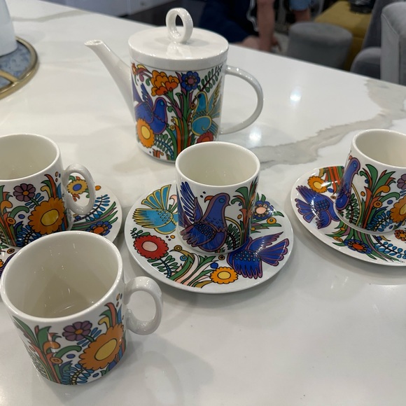 Villeroy and boch Acapulco set tea pot and 4 cups w saucer one saucer missing ! - Picture 4 of 5